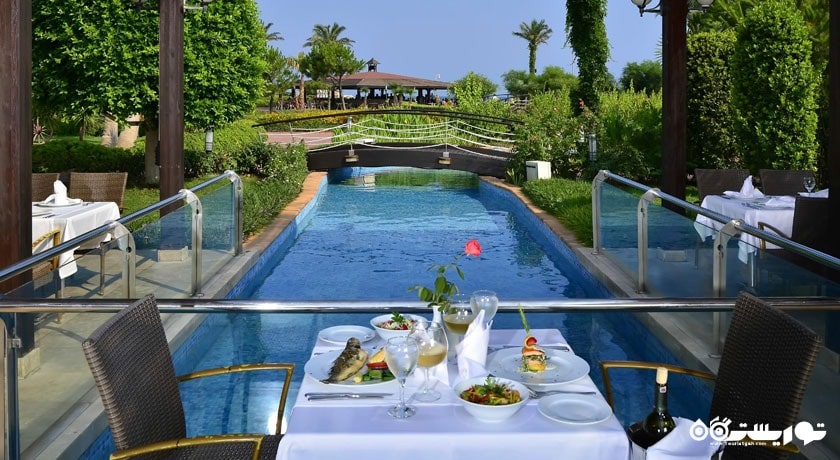 رستوران کنار استخر